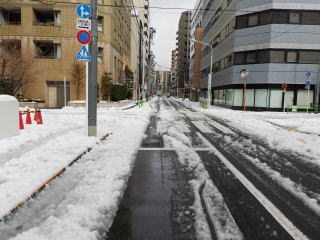 雪の日の診療所の近辺　東京都中央区入船